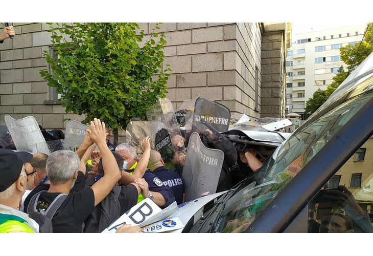 Метежниците миналото лято, които засипваха полицията с яйца, домапи, развалена риба Метежниците миналото лято, които засипваха полицията с яйца, домапи, развалена риба